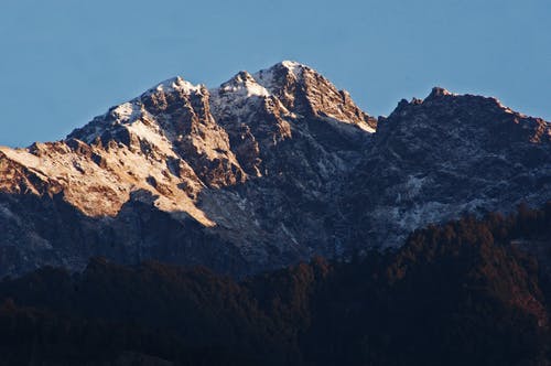 棕色和白色的山，在晴朗的天空下 · 免费素材图片