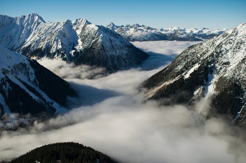 落基山与雾在白天的照片 · 免费素材图片