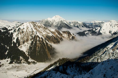 落基山与雾在白天的照片 · 免费素材图片