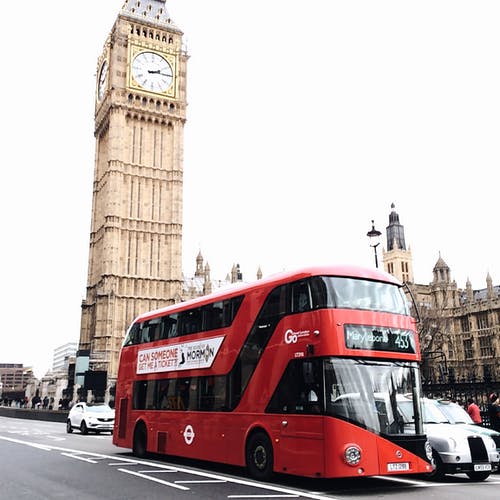 伦敦大笨钟附近道路上的红色巴士 · 免费素材图片