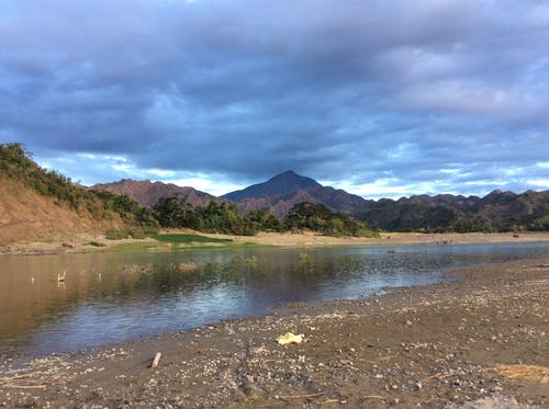 水体附近的绿色和白色山脉 · 免费素材图片