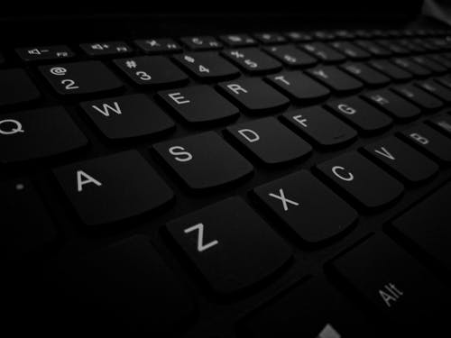 黑色电脑键盘的左侧键的特写照片 · 免费素材图片