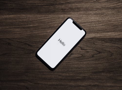 棕色桌上的黑色iphone 7 · 免费素材图片