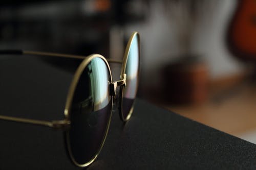 金框黑色镜片眼镜 · 免费素材图片