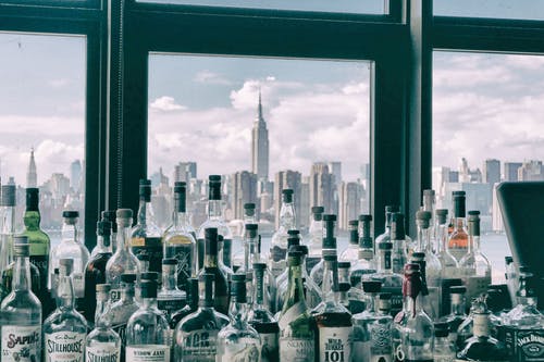 靠近窗户的什锦瓶 · 免费素材图片