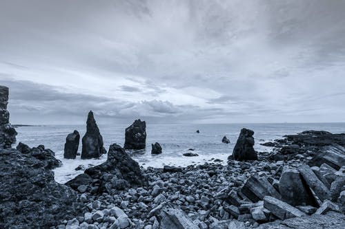 海洋接近灰色形式的石头 · 免费素材图片