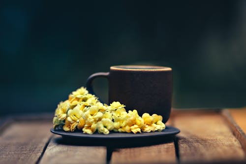 杯子和茶碟板上的花 · 免费素材图片