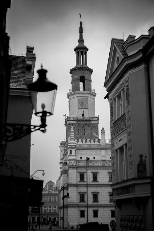 塔的灰度摄影 · 免费素材图片