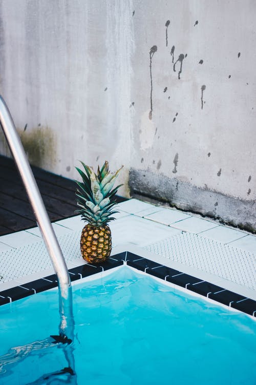 游泳池旁的菠萝 · 免费素材图片