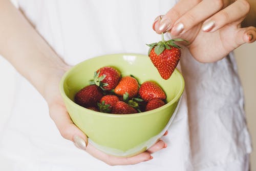 草莓绿色碗 · 免费素材图片