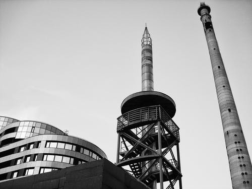 高层塔的灰度照片 · 免费素材图片