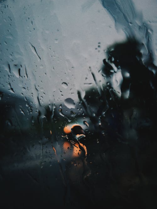 窗户上的雨的浅焦点摄影 · 免费素材图片