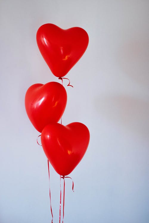 三个红色的心形气球 · 免费素材图片
