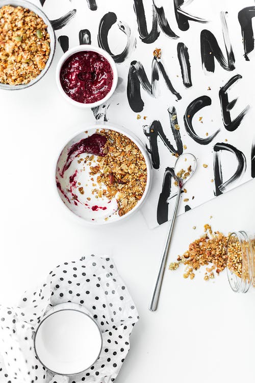 圆形白色陶瓷杯上的碎的食物 · 免费素材图片