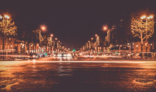 夜间路过的汽车灯火通明的街 · 免费素材图片
