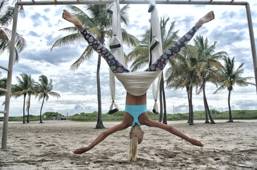 女人做反重力瑜伽 · 免费素材图片