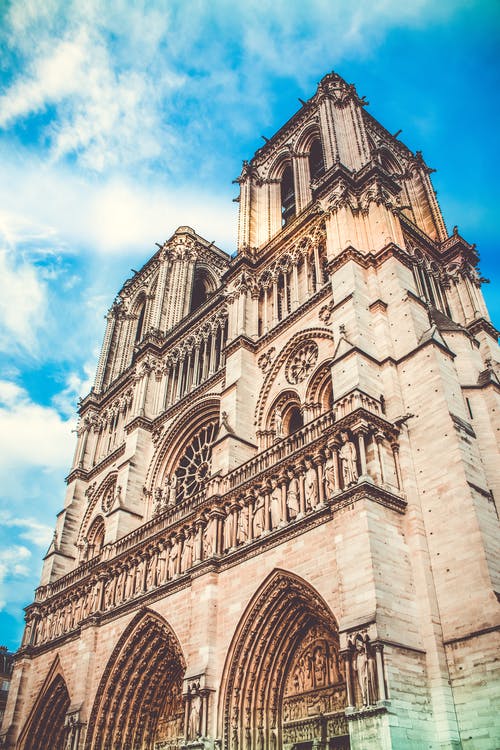 巴黎圣母院的低角度摄影 · 免费素材图片