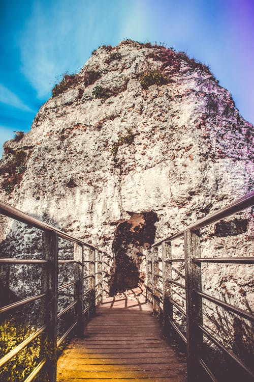 在蓝蓝的天空下的灰色洛矶山脉前的布朗沃顿木板路 · 免费素材图片