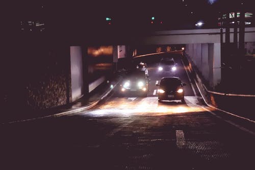 夜间汽车在隧道中的照片 · 免费素材图片
