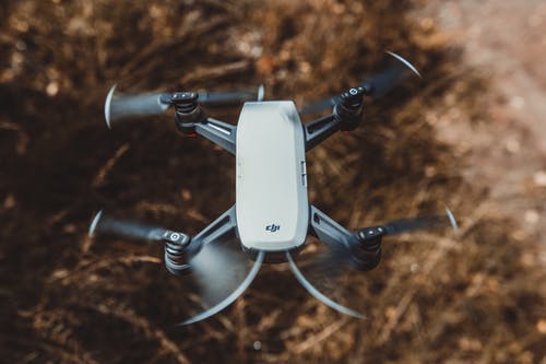 白色和黑色四轴直升机的选择性聚焦摄影 · 免费素材图片