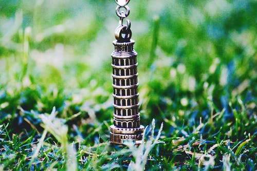 比萨斜塔在白天在绿色草地上的斜塔 · 免费素材图片