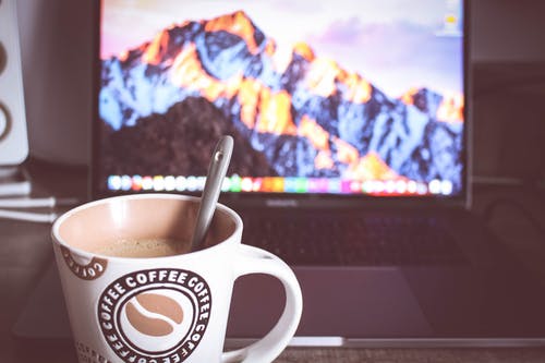 杯咖啡在笔记本电脑前的照片 · 免费素材图片