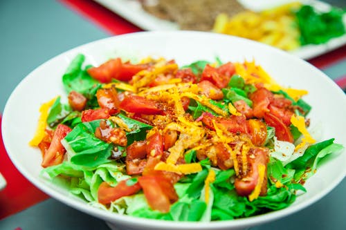 白色陶瓷板上煮好的蔬菜 · 免费素材图片