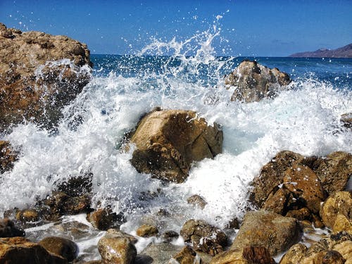 海浪拍打岩石的海景照片 · 免费素材图片