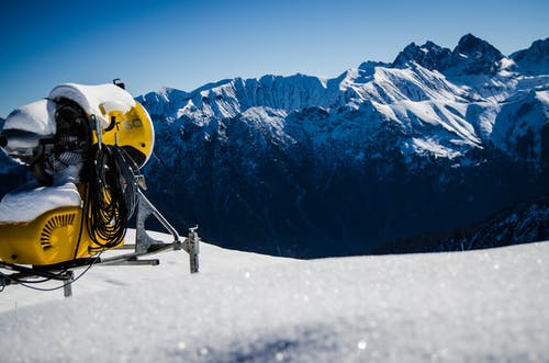 雪山上的机器 · 免费素材图片