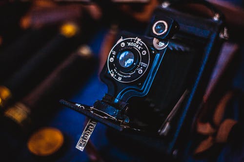 黑色折叠相机的选择性聚焦摄影 · 免费素材图片