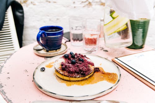 蓝色陶瓷杯 · 免费素材图片
