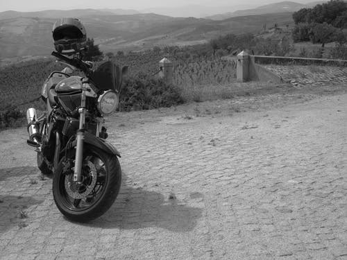 标准摩托车的灰度照片 · 免费素材图片