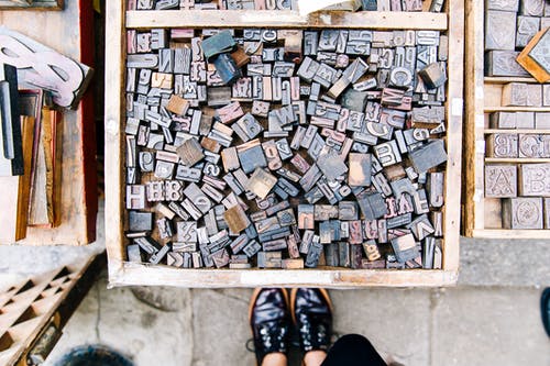 板条箱里的什锦木制字母 · 免费素材图片