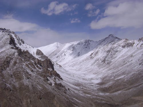 多云的天空下的雪山 · 免费素材图片