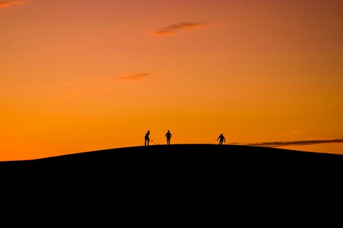 3人在日落山中的剪影 · 免费素材图片