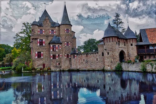 水体旁边的混凝土城堡 · 免费素材图片