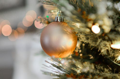 金色圣诞球装饰 · 免费素材图片