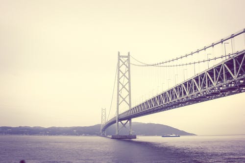 桥的单色摄影 · 免费素材图片