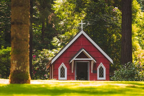 草地与树木的红色教堂 · 免费素材图片