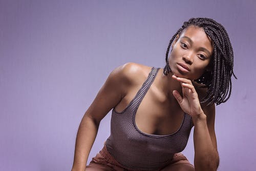 黑色和白色背心合影的女人 · 免费素材图片