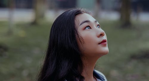 女人穿着黑色和米色上衣 · 免费素材图片