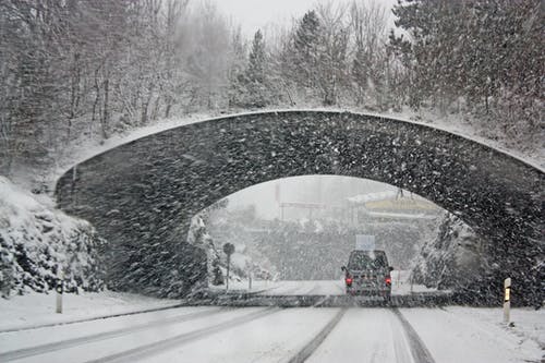 白色车辆穿越隧道的照片 · 免费素材图片