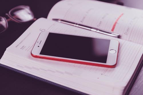 白皮书页面上的红色iphone 7 · 免费素材图片