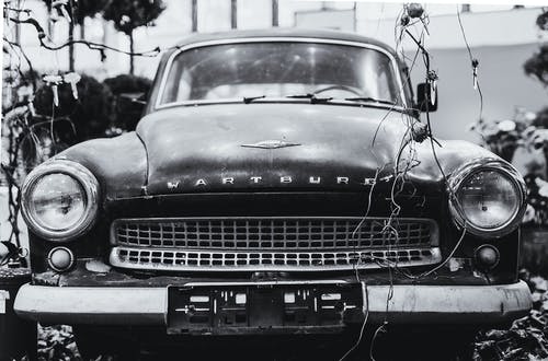 瓦特堡汽车的灰度摄影 · 免费素材图片
