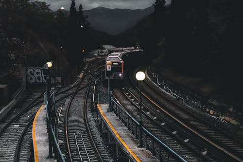 夜间在铁路上训练 · 免费素材图片