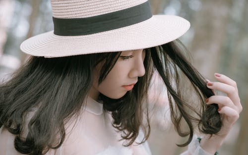 女人戴着白色和黑色的帽子 · 免费素材图片