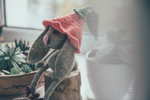 木箱上的灰兔子amigurumi毛绒玩具 · 免费素材图片