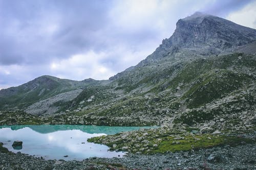 水体附近的山 · 免费素材图片