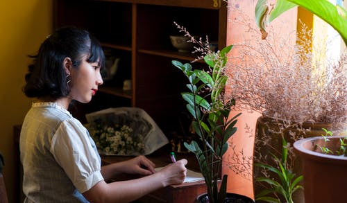 女人穿着白色和灰色的顶级写作的摄影 · 免费素材图片