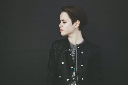 穿qui缝黑色拉链莱特曼夹克的人面对侧面 · 免费素材图片